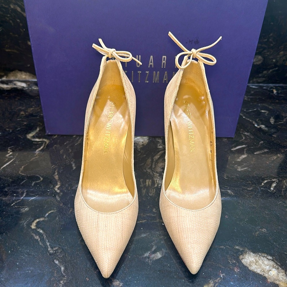 Stuart Weitzman bow pumps. NEVER WORN. Size 6.5.